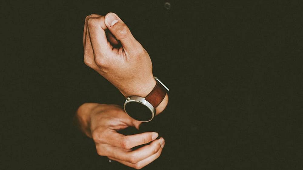 Курская облдума решила закупить 150 наручных часов и 110 стеклянных панно