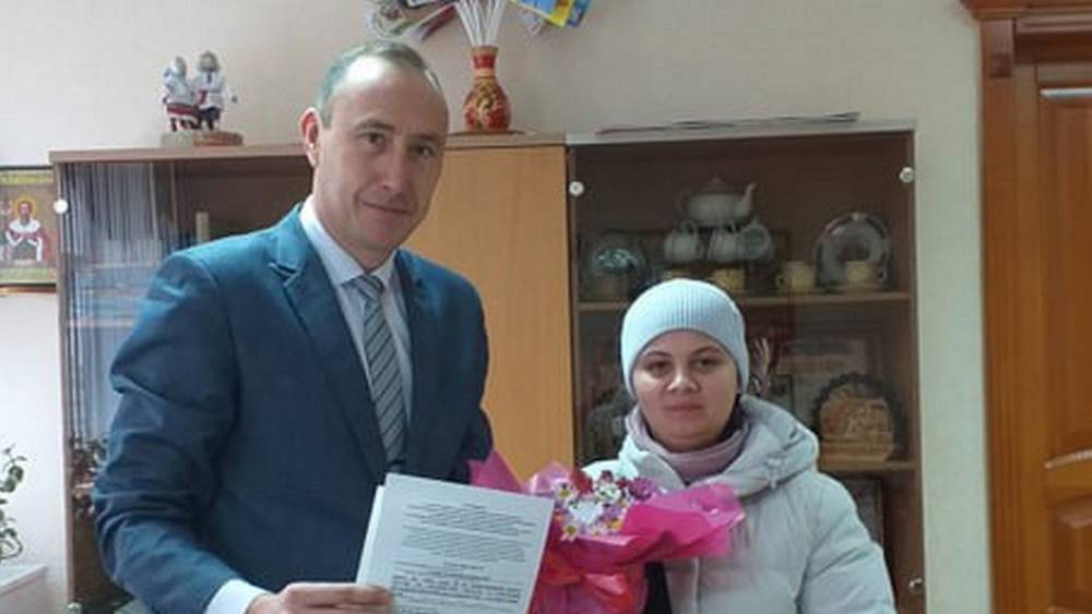 Многодетной сироте из Жуковки вручен жилищный сертификат на 2 миллиона рублей