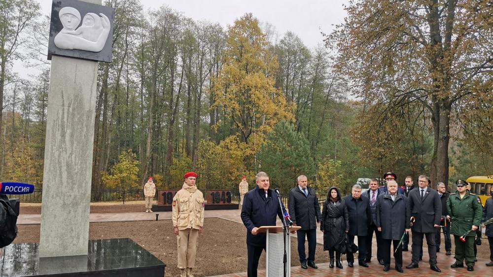 Брянский губернатор Богомаз открыл памятник погибшим во время войны жителям Унечи