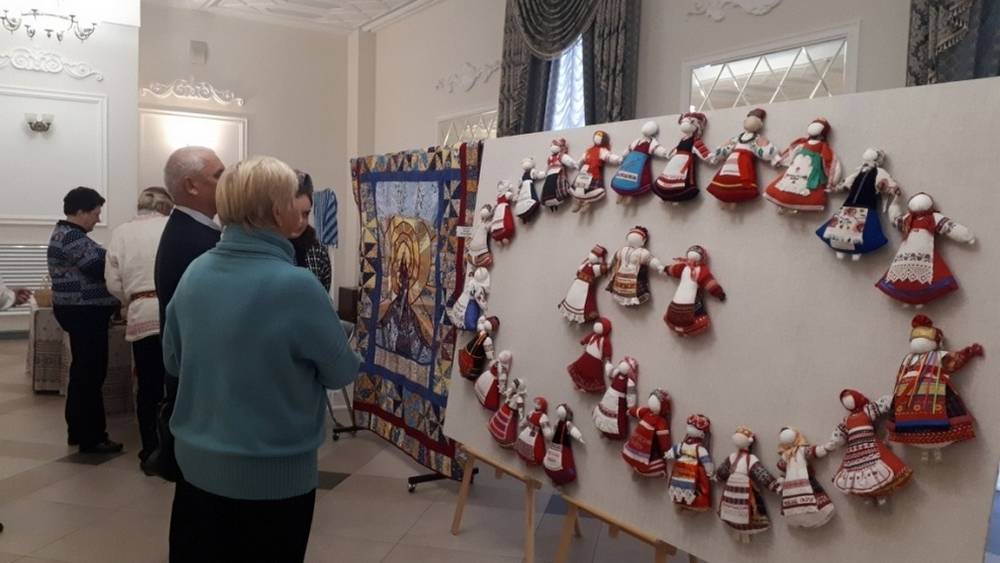 В Брянске в ДК БМЗ открыли выставку игрушек и сундуков народных мастеров