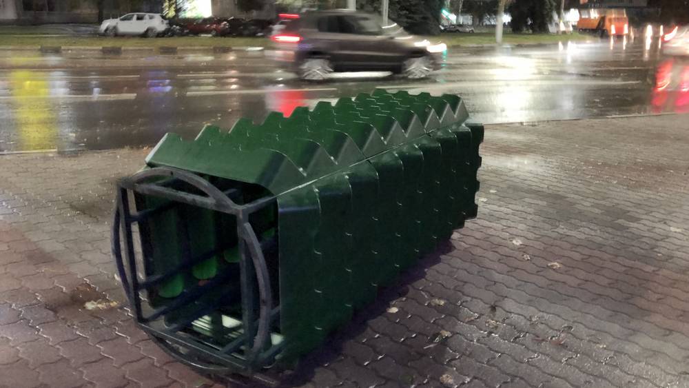 В Брянске угрозой на дороге стала сорванная ветром конструкция для цветов