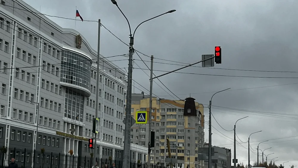 Над новым зданием УМВД в Брянске стал развеваться огромный триколор