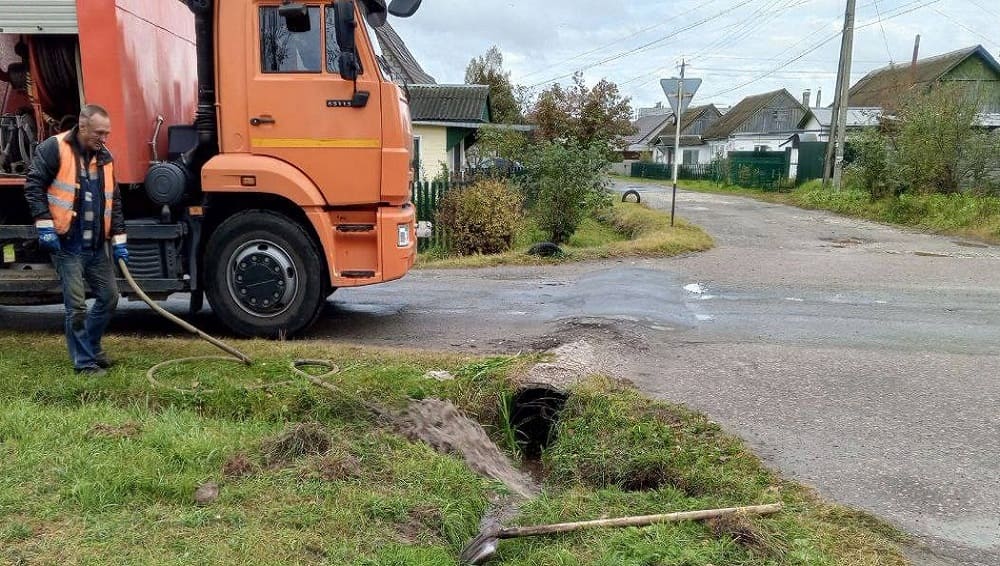 В Брянске дорожники очистили трубы ливневых канализаций на восьми улицах
