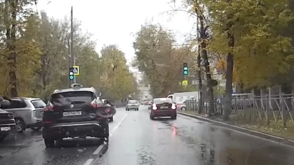 В центре Брянска на улице Советской из-за машины Росгвардии произошла авария