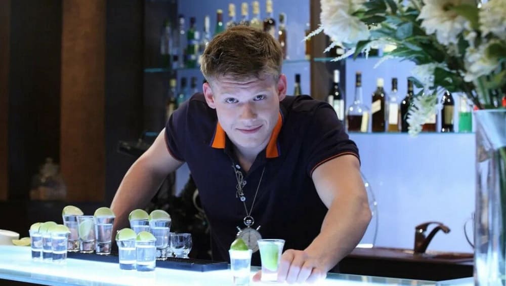 В Брянске решивший уволиться из кафе бармен украл у работодателя 40 тысяч рублей