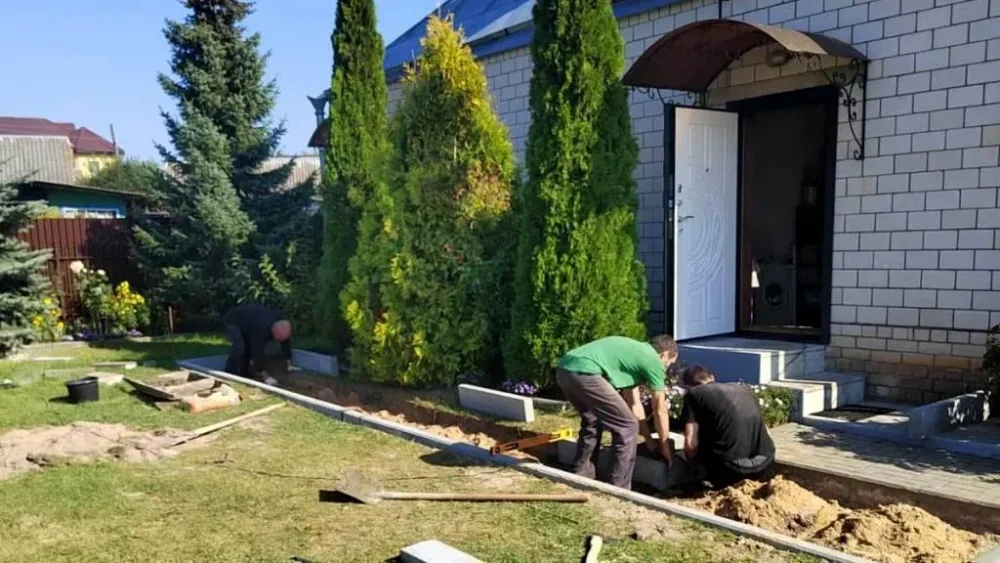 Брянские осужденные к принудительным работам благоустроили территорию храма