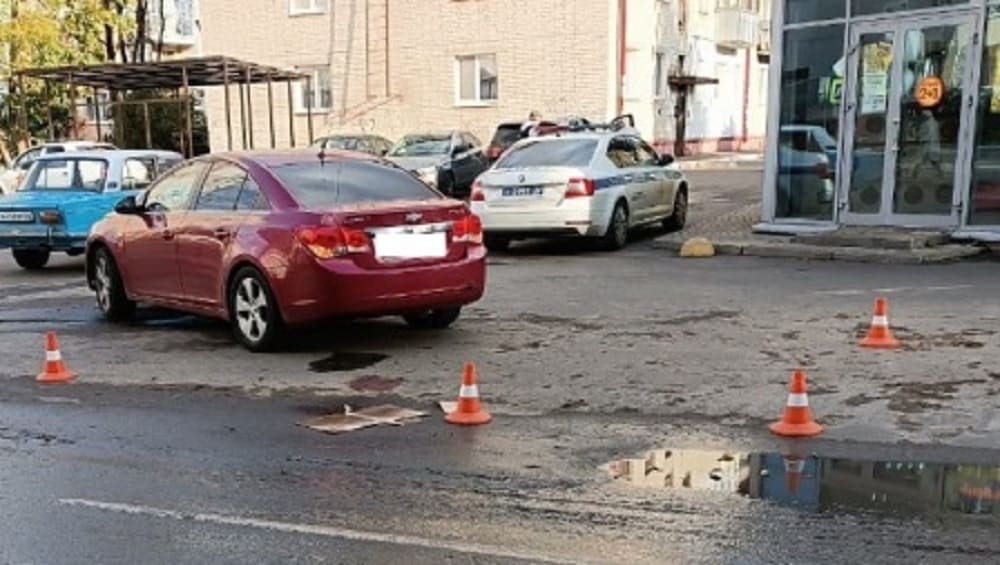 В Брянске на улице 9-го Января автомобиль Chevrolet задним ходом сбил 83-летнюю женщину