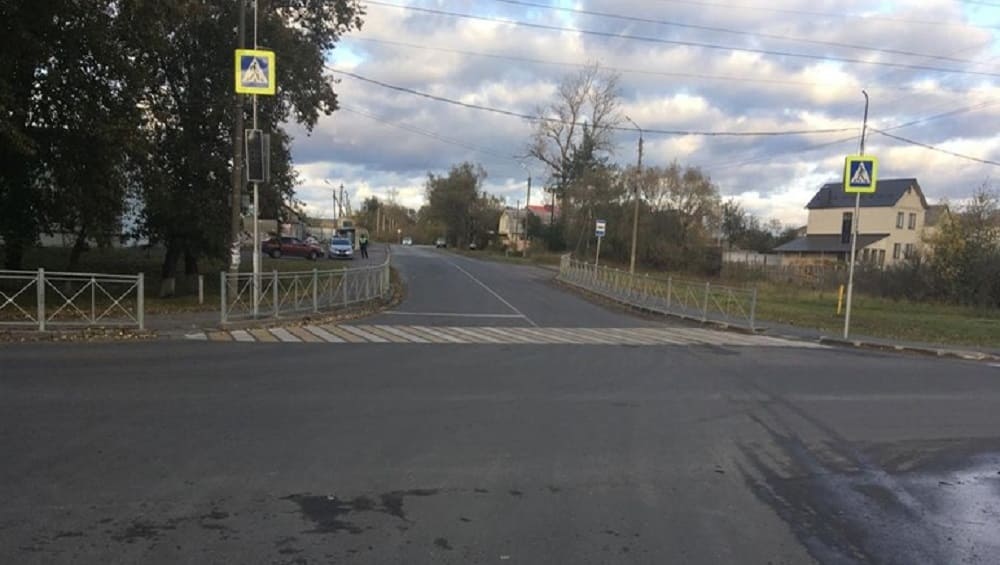 В Дятькове Брянской области неизвестный автомобиль на переходе сбил 10-летнюю девочку