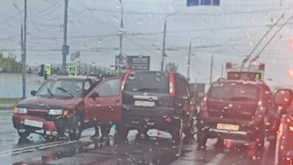 В Бежицком районе Брянска на улице Литейной произошло ДТП с двумя легковыми автомобилями