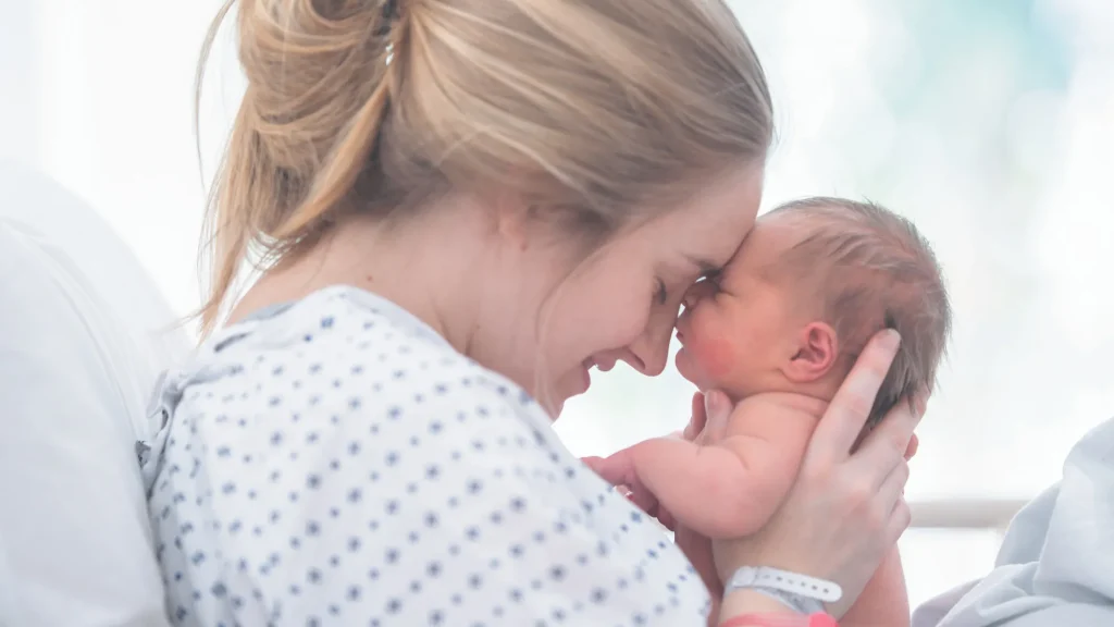 Помощь маме и ребенку с первых дней: кто и как проверяет качество медицинской помощи для новорожденных
