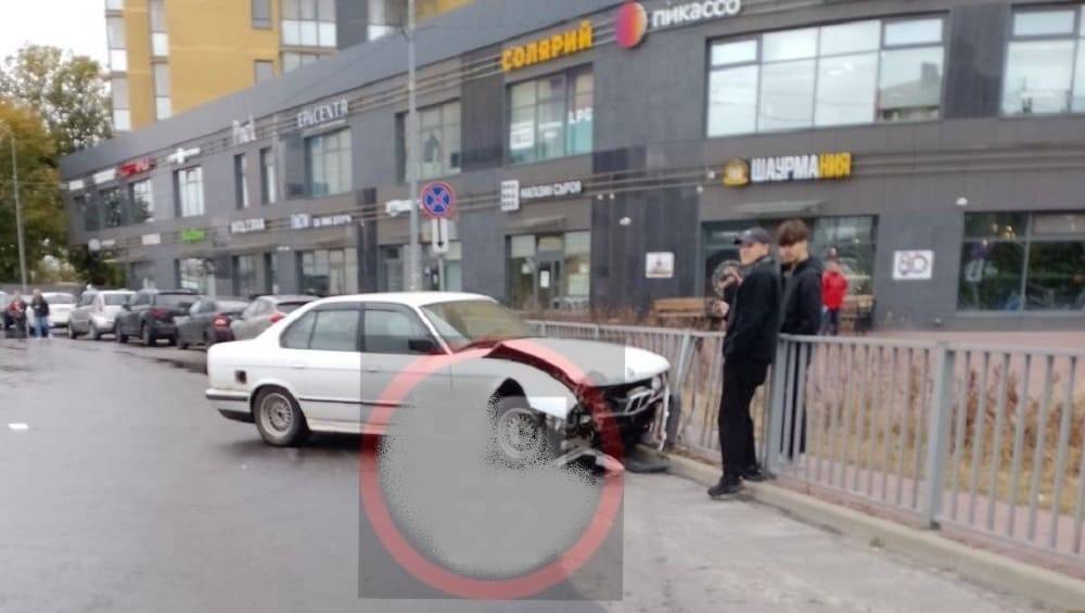 В Брянске утром 13 октября автомобиль BMW протаранил забор возле  «БУМ-сити»