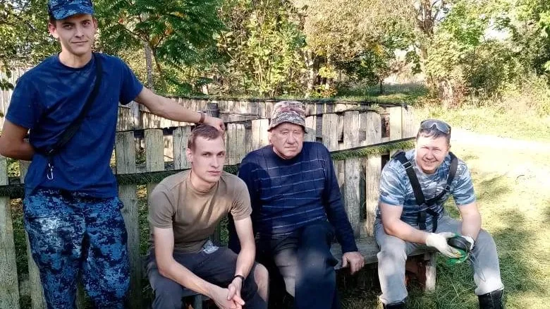 Начинающие сотрудники СИЗО-2 посетили ветерана учреждения Владимира Полевого
