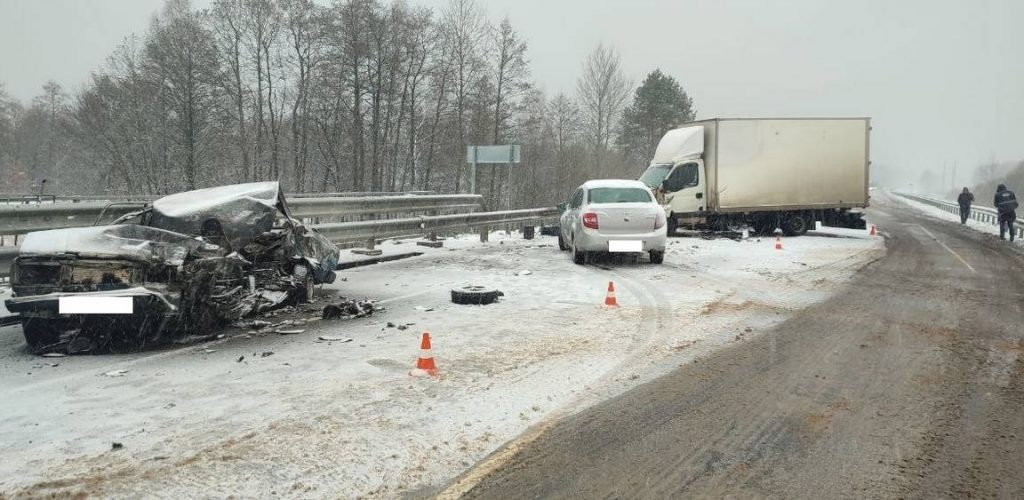 Два человека погибли и трое ранены в ДТП на заснеженной брянской трассе