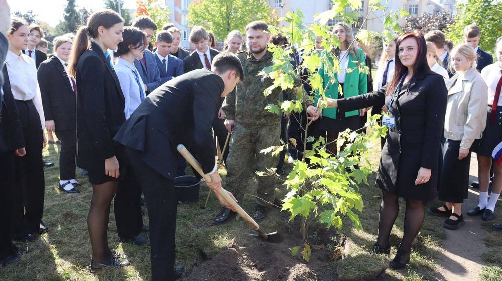 Ученики брянского лицея №1 посадили деревья в День воссоединения России и Новороссии