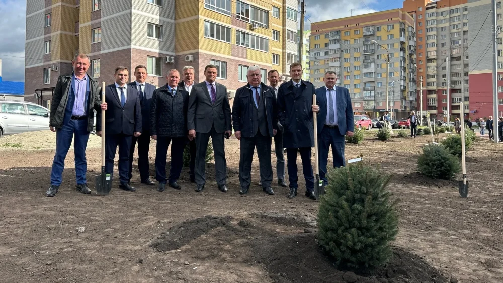 Мэр Брянска Александр Макаров высадил вместе с прокурорами голубые ели