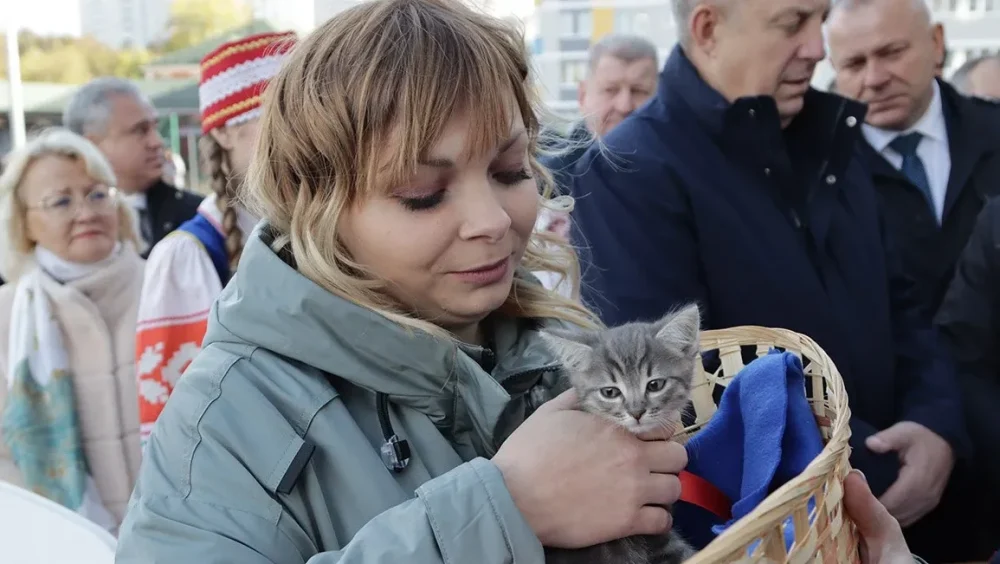 В Брянске детям-сиротам вручили ключи от новых квартир в 16-этажном социальном доме