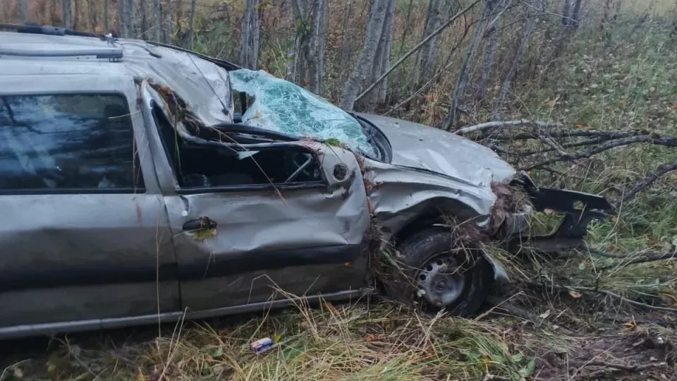 В Дятьковском районе 71-летний водитель получил травмы из-за опрокидывания машины