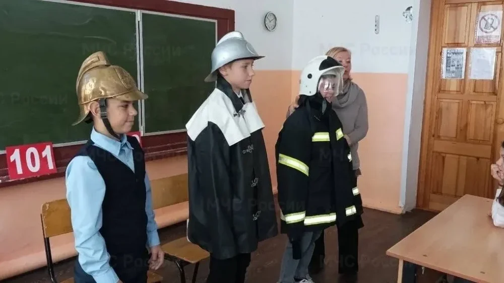 Спасатели рассказали школьникам о жутком пожаре в Брянске из-за «склянки» с водой