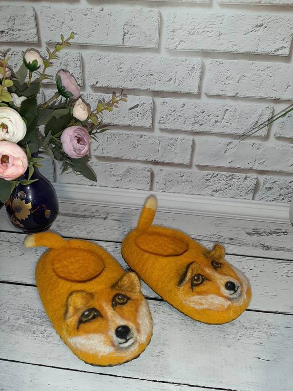 Лиса с лукавинкой и черевички: у брянской учительницы ожили даже домашние тапочки