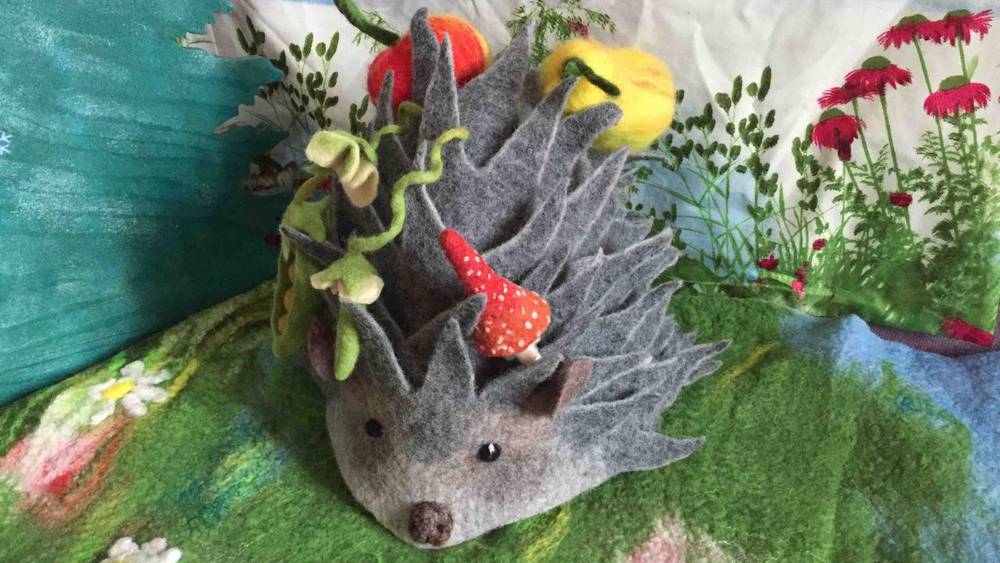 Лиса с лукавинкой и черевички: у брянской учительницы ожили даже домашние тапочки