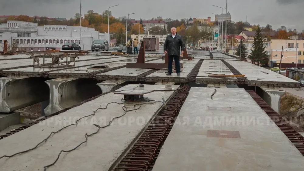 В Брянске строители приступили к укладке очередных 18 балок на Славянском мосту