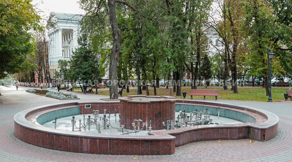 В Брянске городские фонтаны стали готовить к зимней спячке