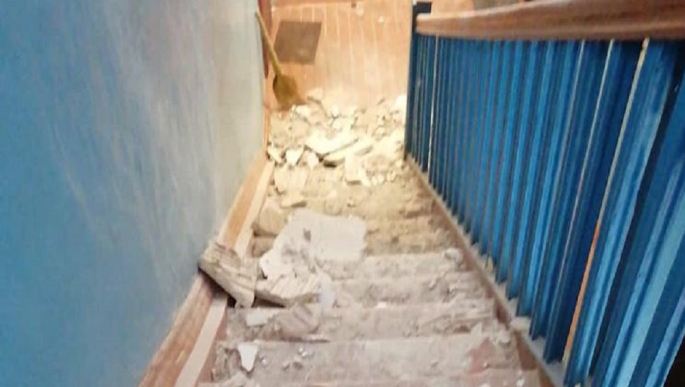 В Брянске власти пообещали отремонтировать обрушившийся потолок в доме на улице Королёва