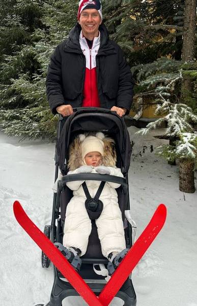 Брянский лыжник Александр Большунов поставил на лыжи годовалую дочку