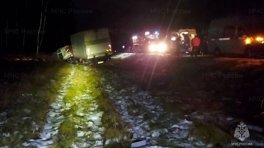 Под Дубровкой из-за уснувшего за рулём водителя Mercedes в ДТП погибли три человека