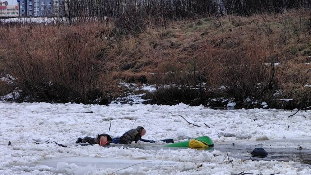 В Брянске на Десне спасли перевернувшихся на байдарке двоих мужчин