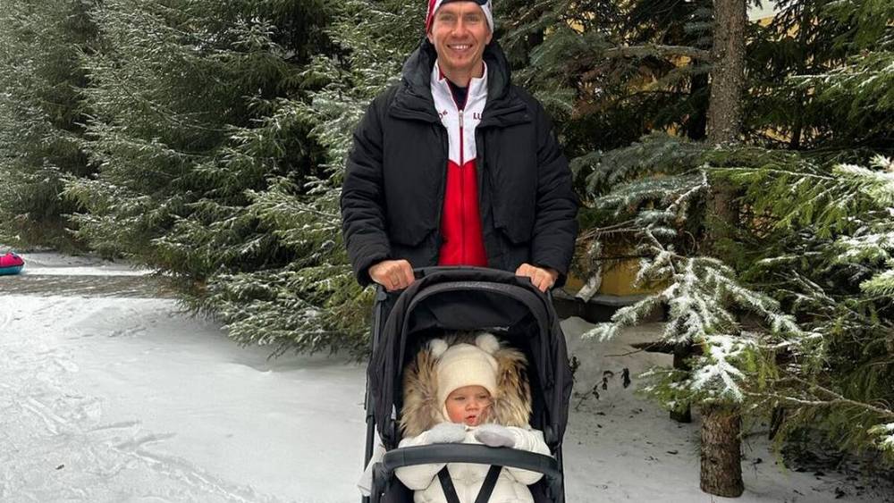 Брянский лыжник Александр Большунов поставил на лыжи годовалую дочку