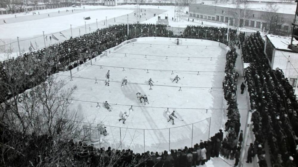 В Брянске опубликовали фото игры хоккеистов на стадионе «Десна» 40 лет назад