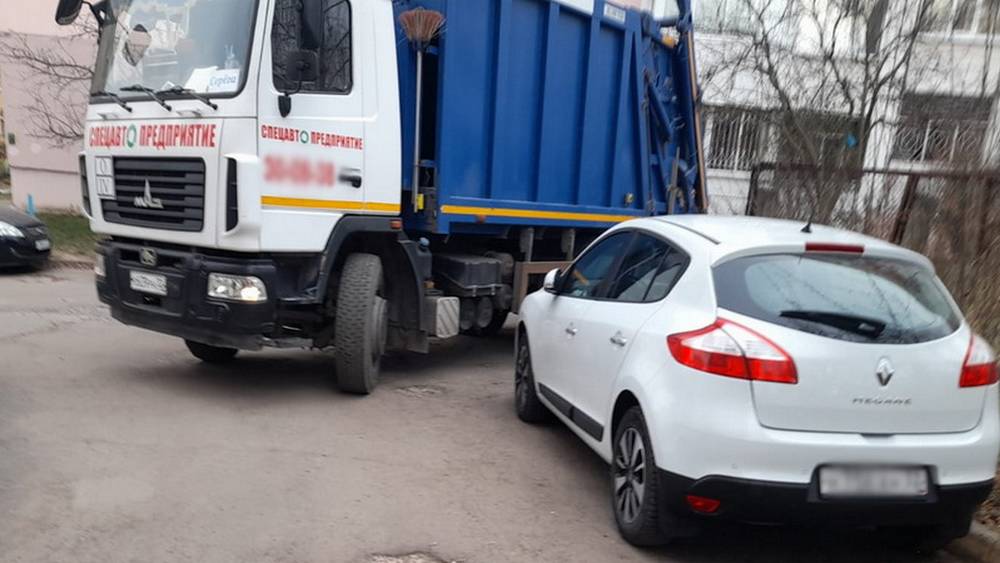 В Брянске автомобилисты на три дня перекрыли подъезд к мусорным контейнерам
