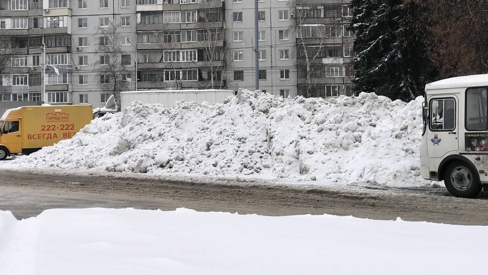 Насыпанные горы снега возле «Линии» в Брянске довели водителей до белого каления