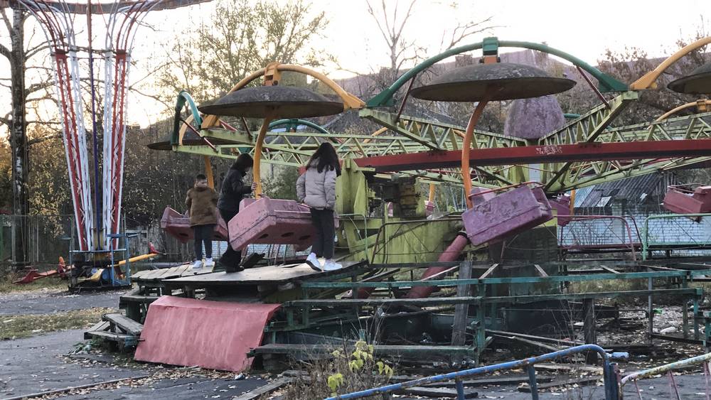 В Майском парке Брянска дети вновь стали раскручивать опасную карусель