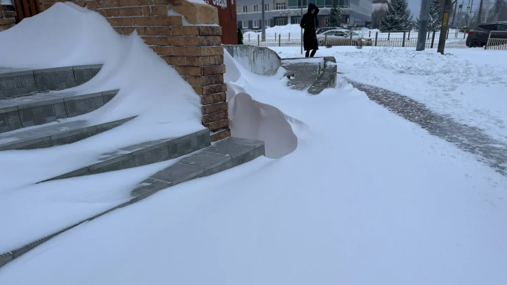 Брянск стало заметать снегом — грядут вечерние пробки