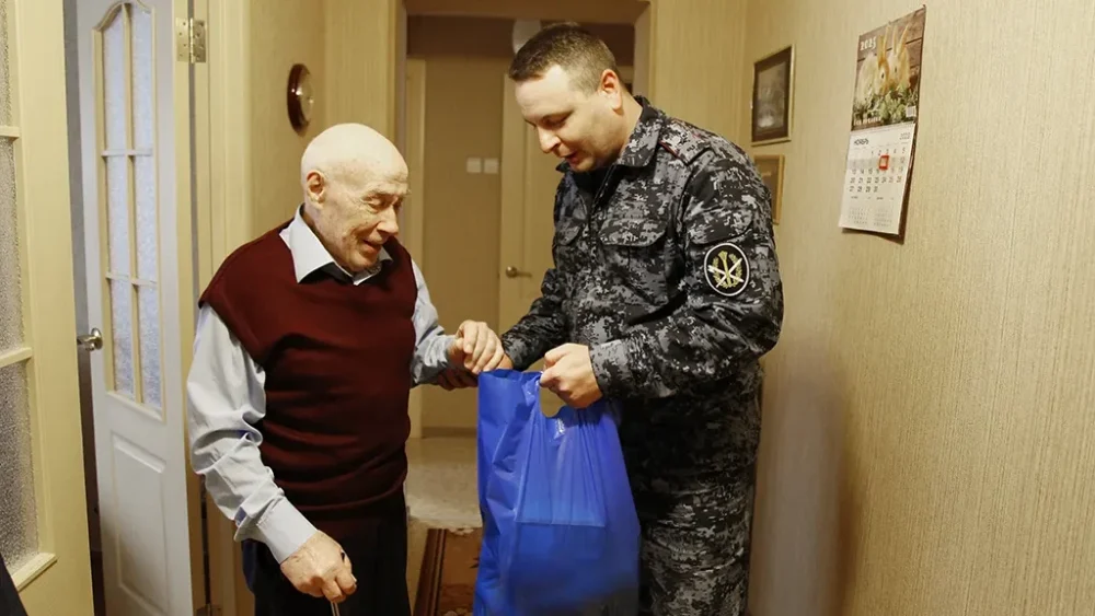 Пенсионеры уголовно-исполнительной системы принимают поздравления с Днем ветерана УИС