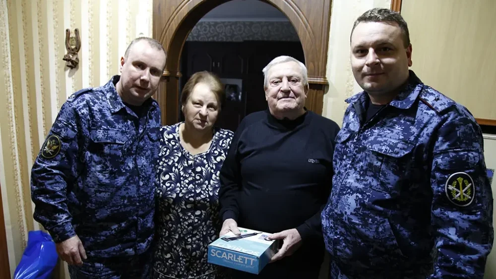 Пенсионеры уголовно-исполнительной системы принимают поздравления с Днем ветерана УИС