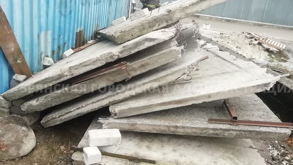 В Брянске сегодня утром на стройплощадке двоих рабочих придавило бетонными плитами