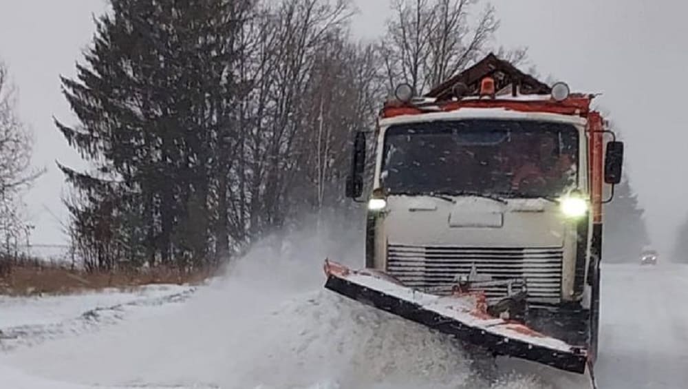 В Брянской области на битву со снегом дорожники вывели 183 машины