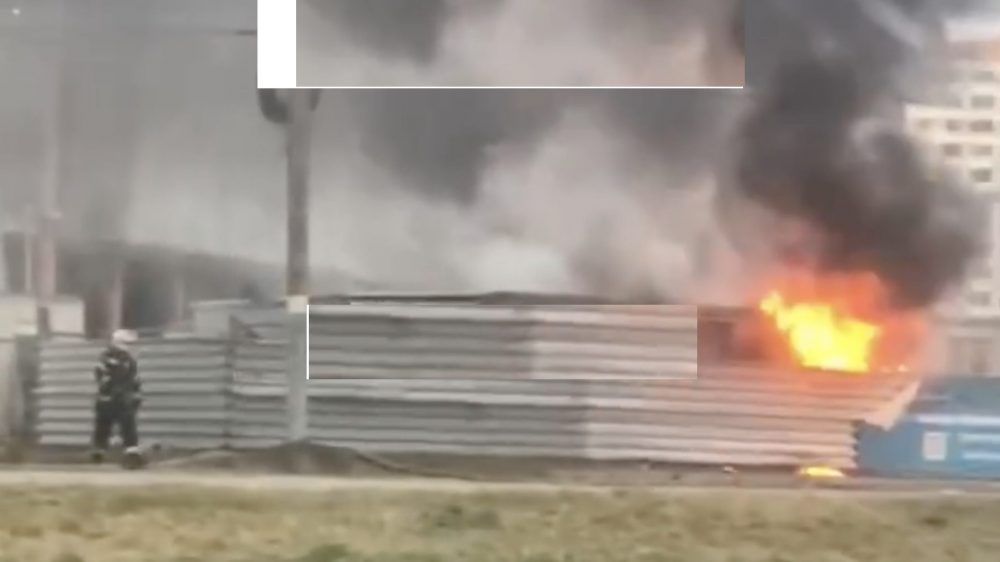 В Брянске рядом со строящимся ТРЦ «МегаГринн» произошел пожар