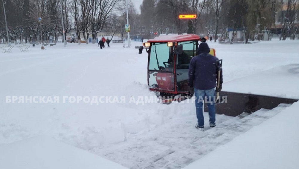 В Брянске на битву со снегом в шести городских парках направили 30 дворников