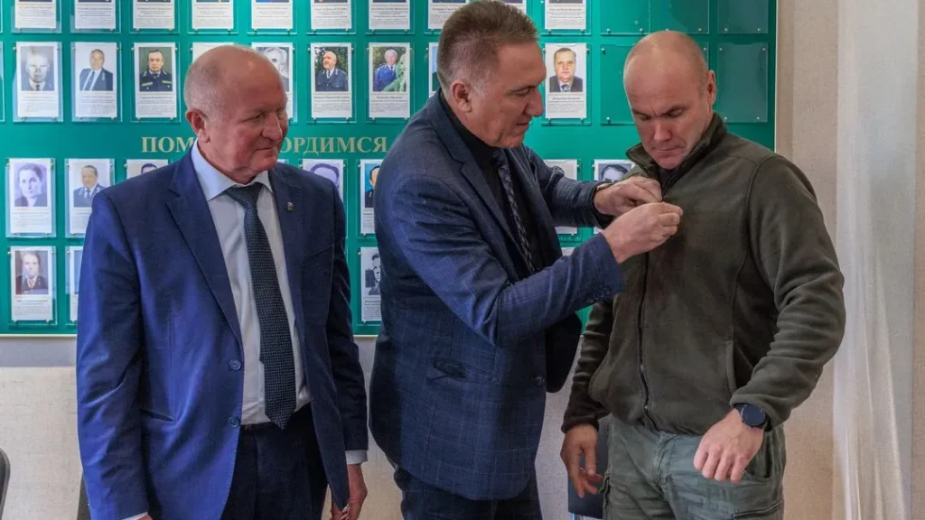 Ставшего лучшим вальщиком леса брянца Владимира Буянова наградили почетной грамотой