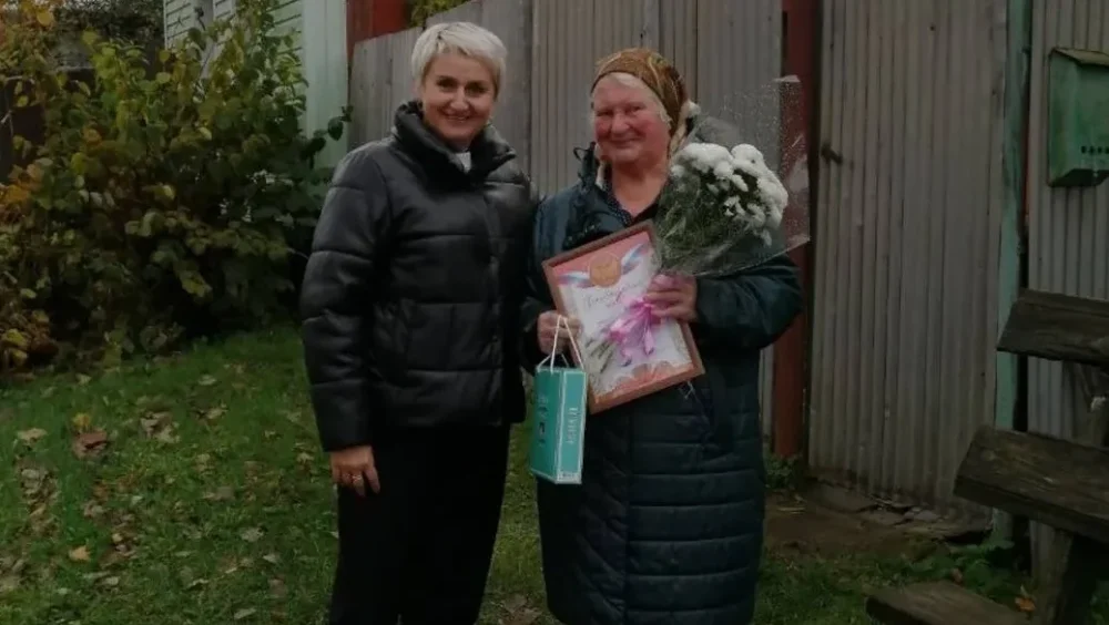 Жительницу брянского приграничья наградили за помощь участникам СВО