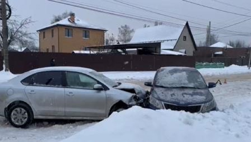 В Брянске в ДТП с 2 легковушками на улице Менжинского пострадал 14-летний подросток