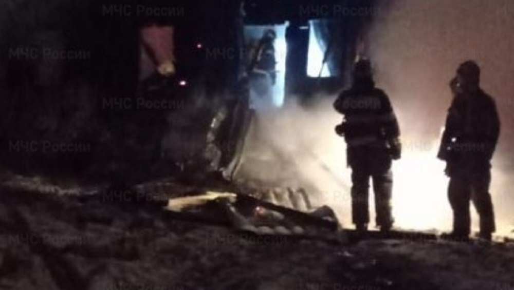 Под Брянском в Глинищеве при пожаре погибли 33-летняя женщина и 2-летний ребёнок