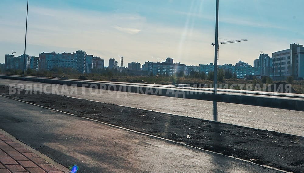 В Брянске на улице Ильи Иванова строители дороги уложили средний слой асфальта