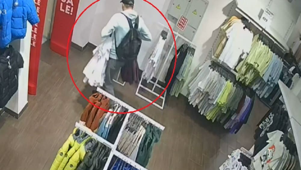 В Брянске молодого вора-рецидивиста задержали за кражу 30 футболок из магазина одежды