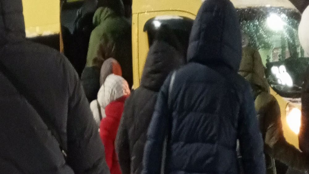 В Брянске из-за снегопада автобусы застряли в снегу – пассажиры штурмуют маршрутки