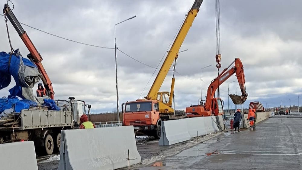 В Брянске на Славянском мосту появились разделительные ограждения «Нью-Джерси»